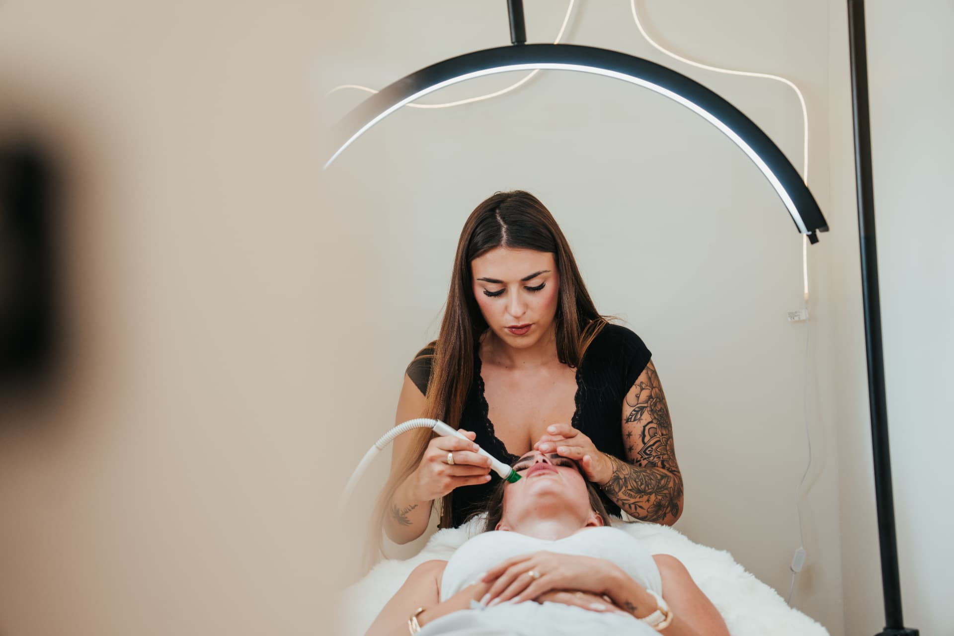 Kimberley realizando un tratamiento facial avanzado en Osmose Beauty Lab
